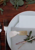 Marcasitios de madera en varios colores para boda