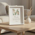 Marco decorativo con inicial y flores preservadas
