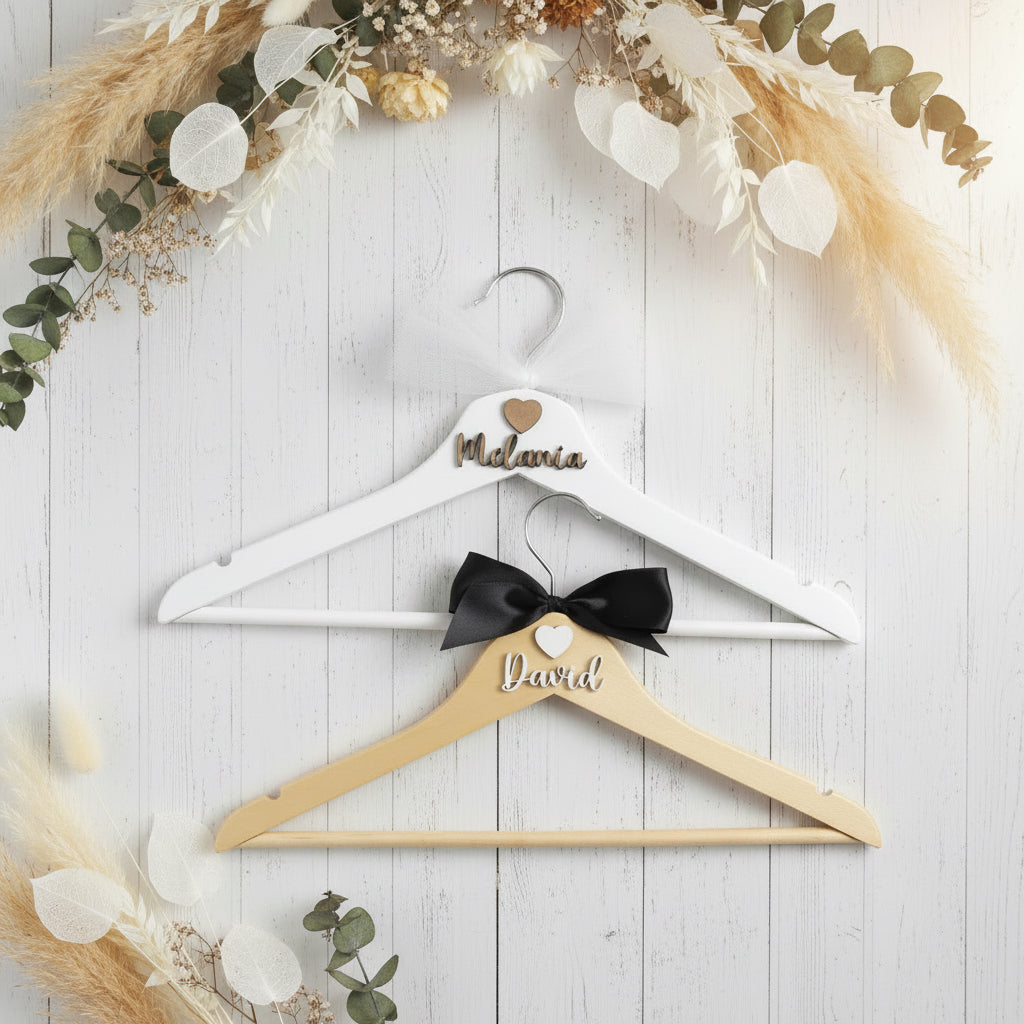 Percha de madera personalizada para novios en boda