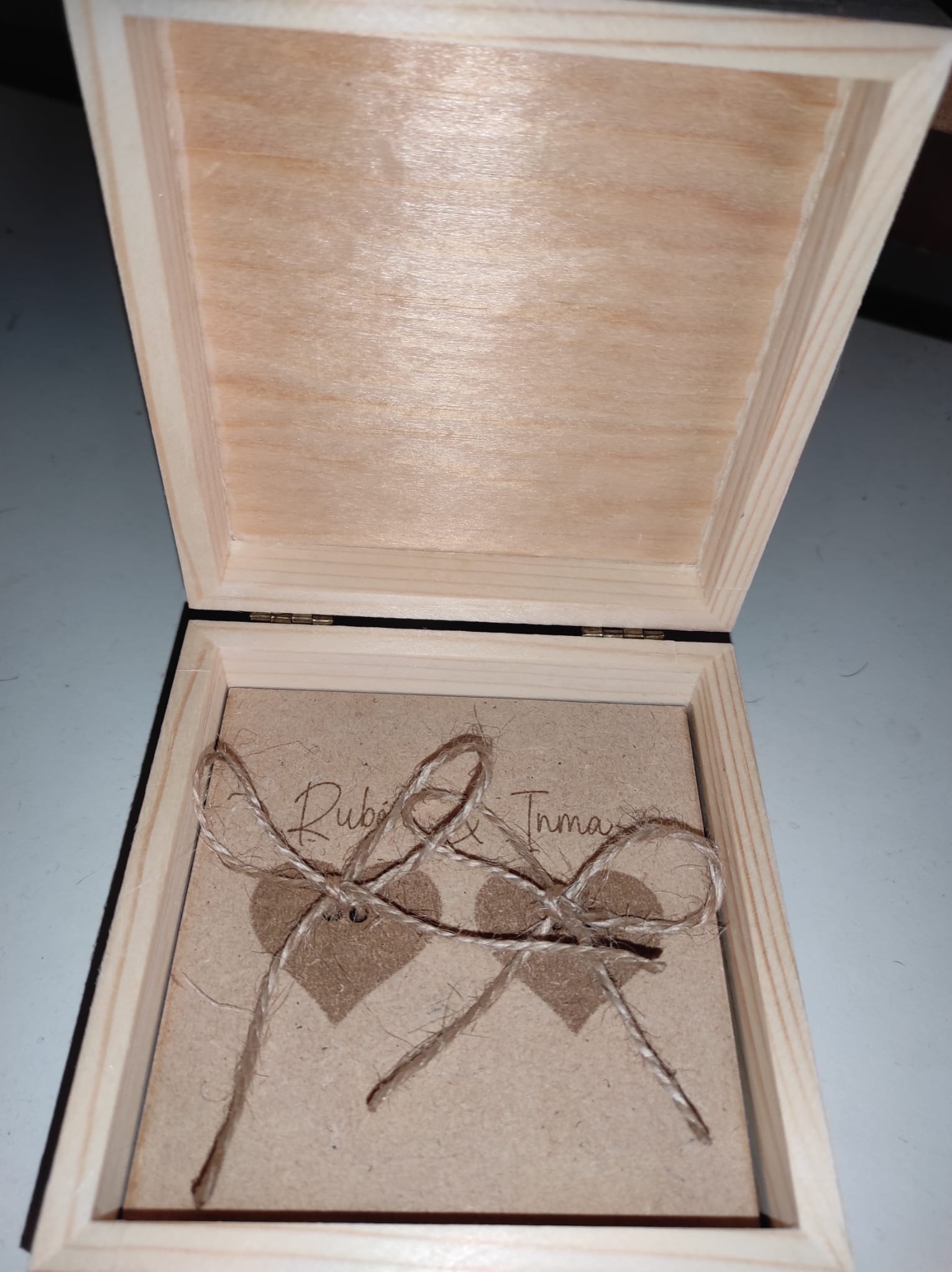 Caja porta alianzas