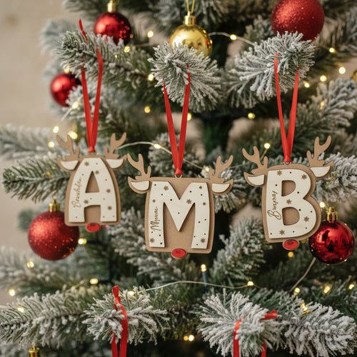 Adorno navideño de madera con inicial y ciervo
