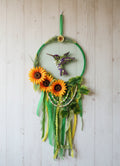 Atrapasueños decorado con colibrí y flores preservadas