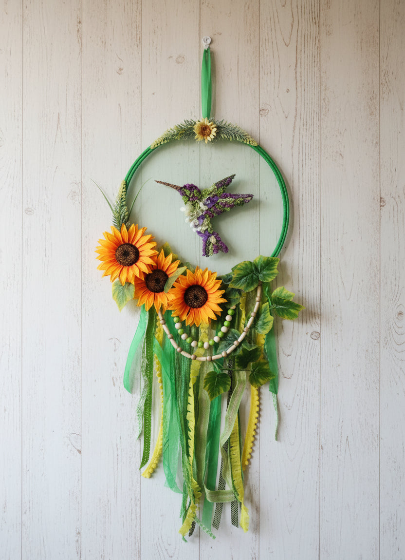 Atrapasueños decorado con colibrí y flores preservadas