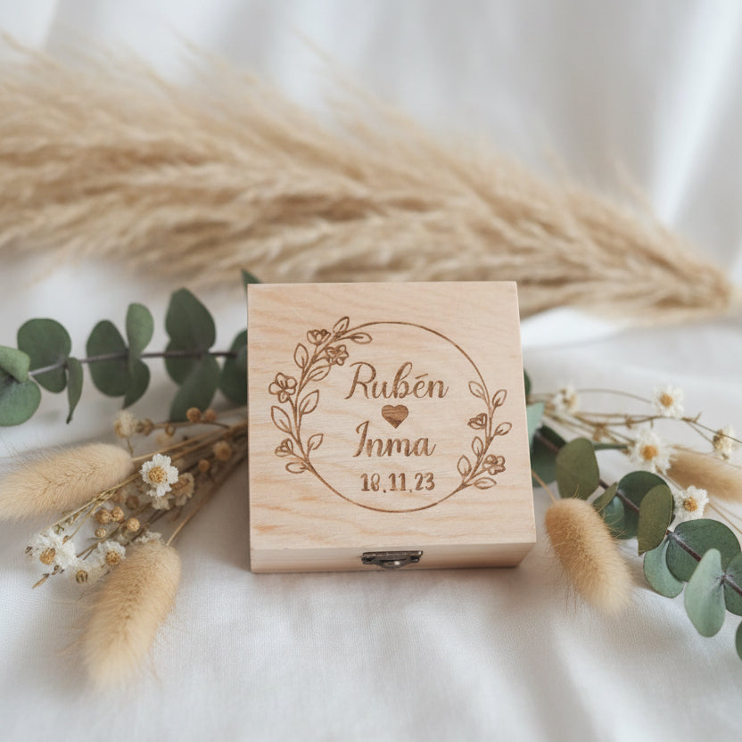 Caja porta alianzas de madera grabada para boda