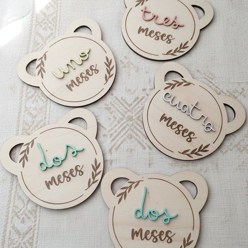 Cumplemés de madera con forma de cabeza de oso