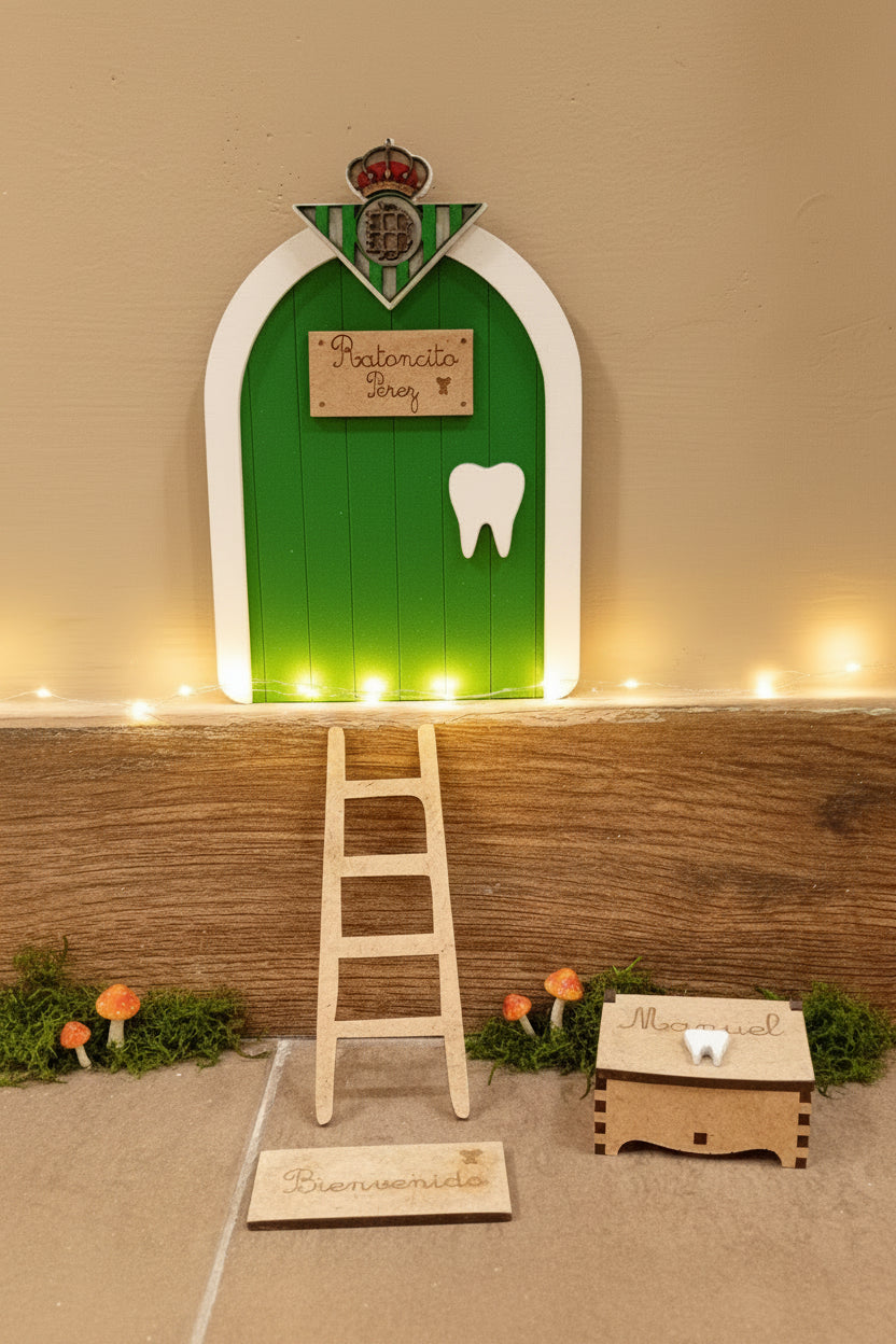 Puerta del Ratón Pérez personalizada con escudo del Betis